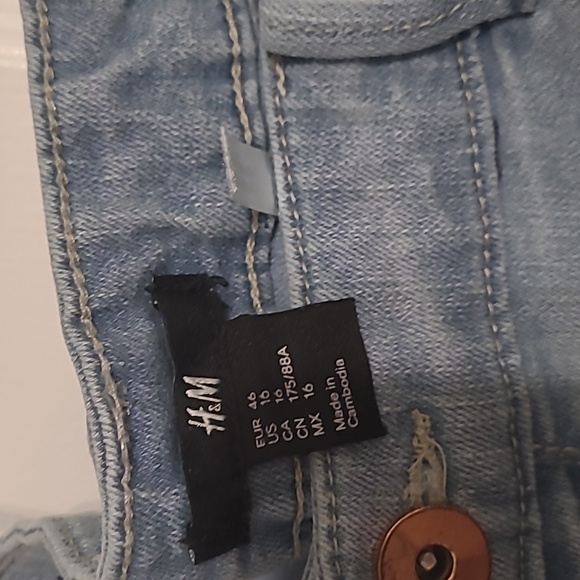 Light Wash Denim Shorts from H&M - Picture 2 of 3